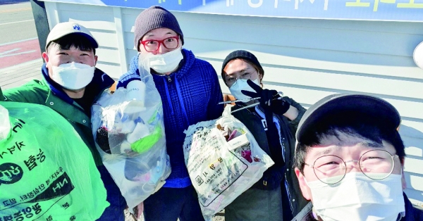 12월 4일 광양 중마터미널 주변 플로깅 활동에 참여한 청년들