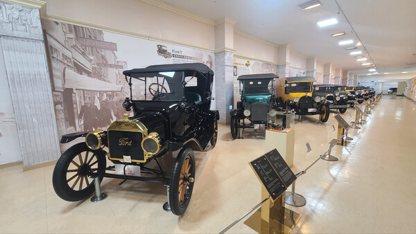 세계자동차박물관 전시관에는 영화에서나 볼법한 클래식한 자동차들이 줄지어 전시되어 있다.