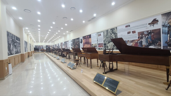 피아노 박물관에는 300년 역사의 선율이 울리는 피아노 300대를 전시하고 있다.
