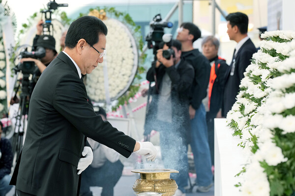 지난 19일 고흥에서 열린 ‘여수･순천 10･19사건 제75주기 합동추념식’에서 김영록 전남지사가 분향하고 있다.