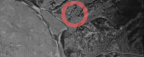 광양읍 용강리 관동마을에서는 1950년 7월, 인민군에 의해 민간인 희생이 발생했다. 현재 관공마을 모습(사진 위)과 1948년 당시 미군의 항공사진에 나타난 모습. (본문 및 사진 출처 - ‘광양시 여수･순천10･19사건 유적지현황 조사 연구용역 보고서’)
