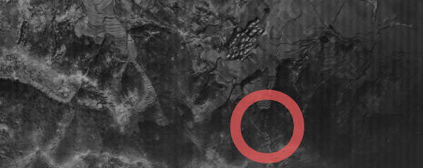 광양읍 세풍리에서 바라본 무선재의 현 모습(사진 위). 1948년 당시 미군의 항공사진에 나타난 인근지역 모습. (본문 및 사진 출처 -‘광양시 여수･순천10･19사건 유적지현황 조사 연구용역 보고서’)