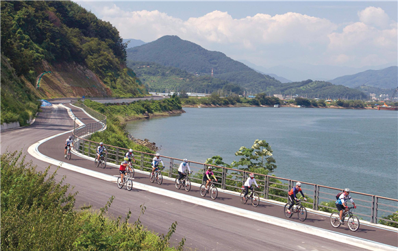 한국관광공사가 3월의 가볼만한 곳으로 선정한 섬진강 자전거길.