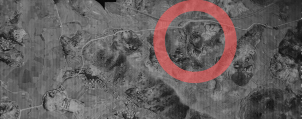 순천시 해룡면 검단재의 현재 모습(사진 위)과 1948년 당시 미군의 항공사진에 나타난 검단재 인근지역 모습. (본문 및 사진 출처 -‘광양시 여수･순천10･19사건 유적지현황 조사 연구용역 보고서’)