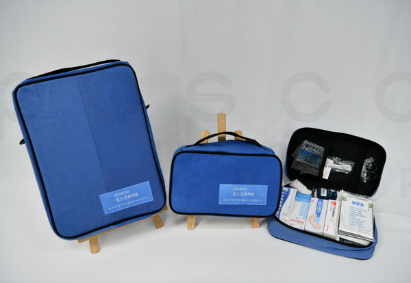 포스코퓨처엠이 폐근무복을 재활용해 만든 의료용품 파우치 모습.