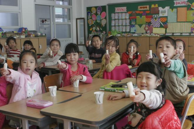지난 11일 광양북초등학교에서는 특별한 이벤트를 실시했다. 빼빼로 대신 나눠받은 가래떡을 들며 포즈를 취하는 북초등학교 1학년생들. 