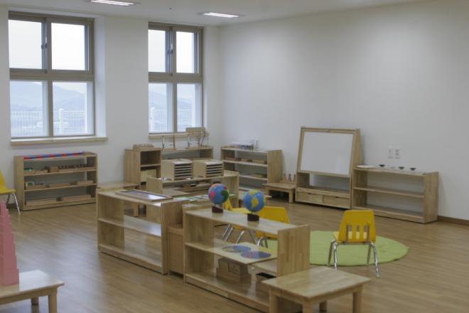 HIMS의 교실안에는 흔히 볼 수 있는 책상이 없다. 교사와 아이들간은 물론 아이들끼리의 원활한 소통을 위해서다.